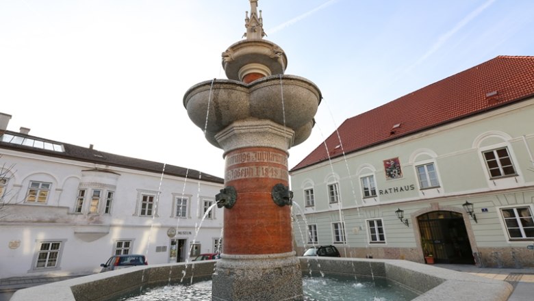 Kaiser-Franz-Joseph-Jubiläumsbrunnen vor dem Rathaus, © schwarz-koenig.at